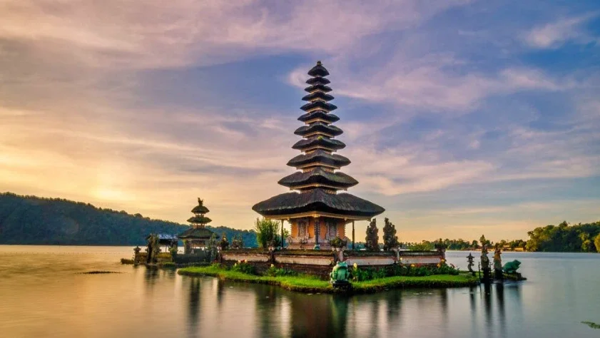 Pura Ulun Danu Beratan: Keajaiban Arsitektur di Atas Danau