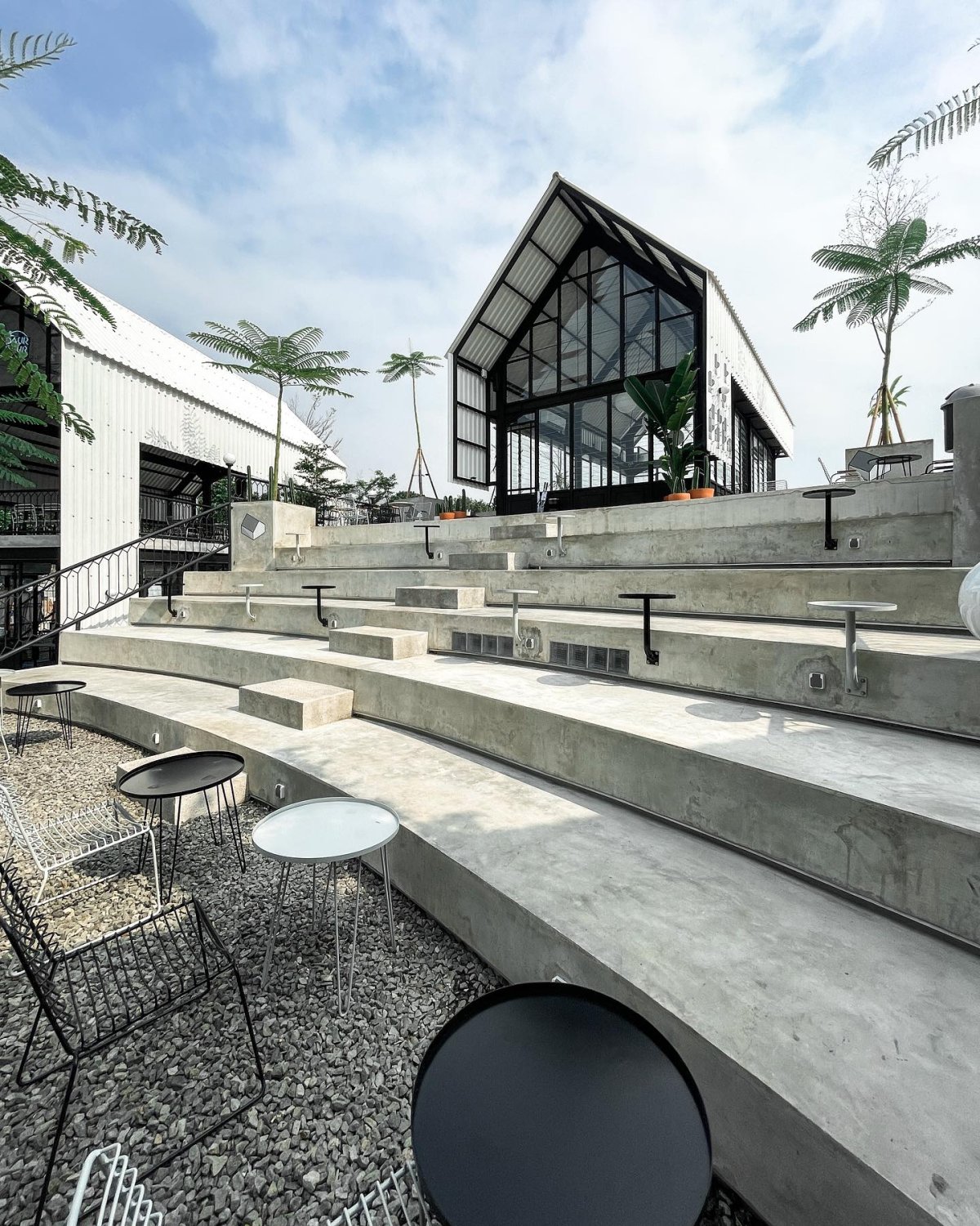 Harmoni Material Industrial dan Alami di Kopi Nako Monas