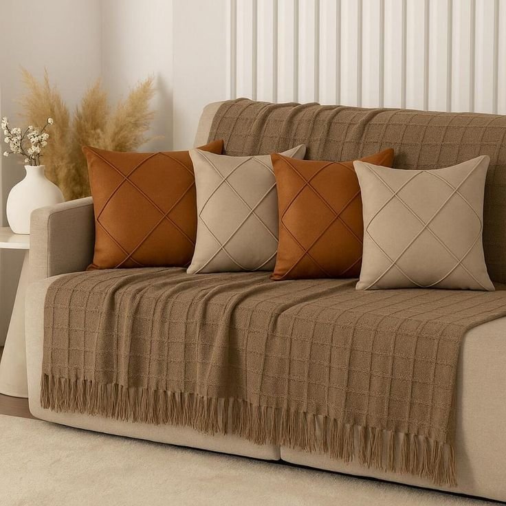 Info Arsitektur: Penataan Bantal Sofa Kini Jadi Detail Interior yang Membuat Ruang Keluarga Terlihat Lebih Elegan